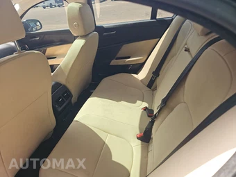 2018 Jaguar XE 25t Premium – miniatura 13