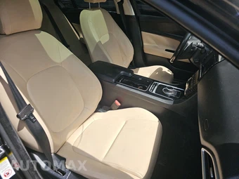 2018 Jaguar XE 25t Premium – miniatura 8