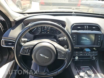 2018 Jaguar XE 25t Premium – miniatura 10