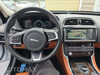 2018 Jaguar XE Portfolio – miniatura 10