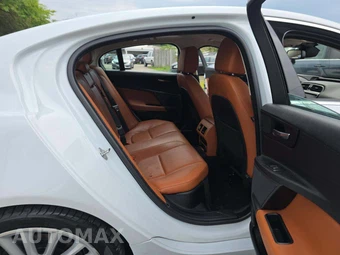 2018 Jaguar XE Portfolio – miniatura 16
