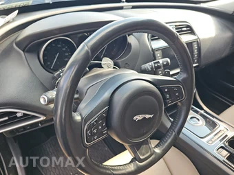 2018 Jaguar XE Premium – miniatura 10
