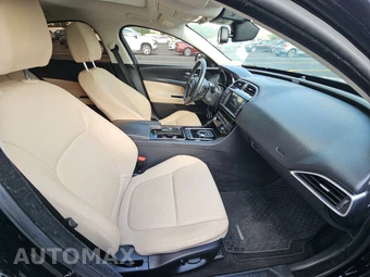 2018 Jaguar XE Premium – miniatura 8
