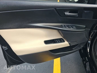 2018 Jaguar XE Premium – miniatura 9