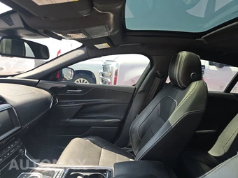 2018 Jaguar XE S – miniatura 19