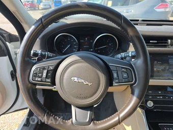 2018 Jaguar XF 25t Premium Sedan – miniatura 10