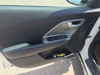 2018 Kia Niro LX – miniatura 9