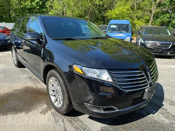 2018 Lincoln MKT w/Livery Pkg – miniatura 2