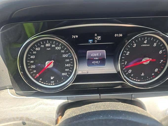 2018 Mercedes-Benz E 300 4MATIC Sedan - miniatura 6