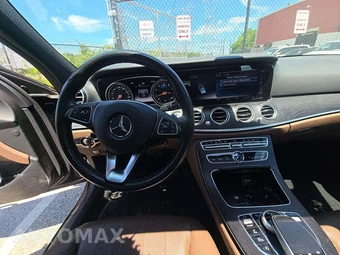 2018 Mercedes-Benz E 300 4MATIC Sedan - miniatura 7