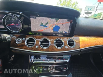 2018 Mercedes-Benz E 300 4MATIC Sedan - miniatura 10