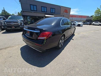 2018 Mercedes-Benz E 300 4MATIC Sedan - miniatura 3