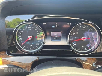 2018 Mercedes-Benz E 300 4MATIC Sedan - miniatura 9