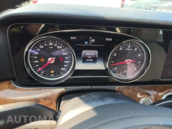 2018 Mercedes-Benz E 300 4MATIC Sedan – miniatura 9
