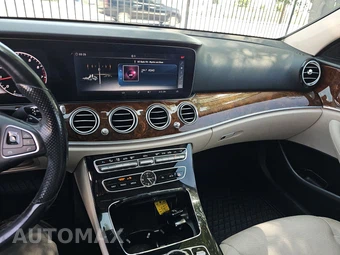 2018 Mercedes-Benz E 300 4MATIC Sedan - miniatura 11