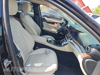 2018 Mercedes-Benz E 300 4MATIC Sedan - miniatura 8