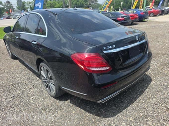 2018 Mercedes-Benz E 300 4MATIC Sedan – miniatura 2