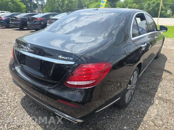 2018 Mercedes-Benz E 300 4MATIC Sedan – miniatura 3