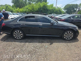 2018 Mercedes-Benz E 300 4MATIC Sedan – miniatura 4