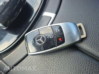2018 Mercedes-Benz E 300 4MATIC Sedan – miniatura 8