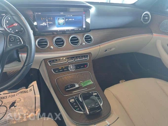 2018 Mercedes-Benz E 300 4MATIC Sedan - miniatura 10