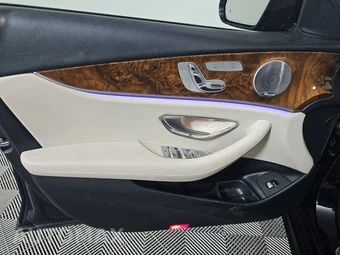2018 Mercedes-Benz E 300 4MATIC Sedan – miniatura 9