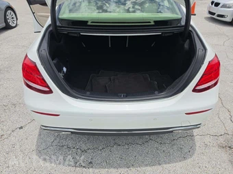 2018 Mercedes-Benz E 300 4MATIC Sedan – miniatura 14