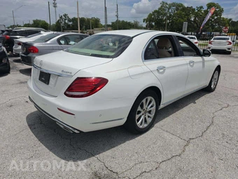 2018 Mercedes-Benz E 300 4MATIC Sedan – miniatura 3