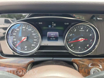 2018 Mercedes-Benz E 300 4MATIC Sedan – miniatura 9