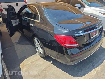 2018 Mercedes-Benz E 300 Sedan - miniatura 2