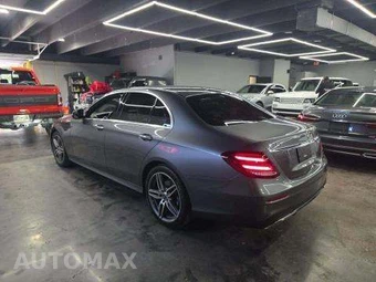 2018 Mercedes-Benz E 300 Sedan - miniatura 2