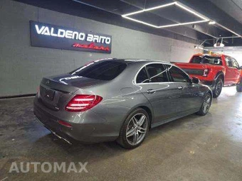 2018 Mercedes-Benz E 300 Sedan - miniatura 3