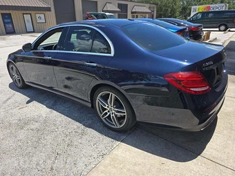 2018 Mercedes-Benz E 300 Sedan - miniatura 2