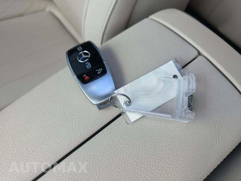 2018 Mercedes-Benz E 300 Sedan - miniatura 8