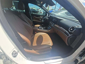 2018 Mercedes-Benz E 300 Sedan - miniatura 18