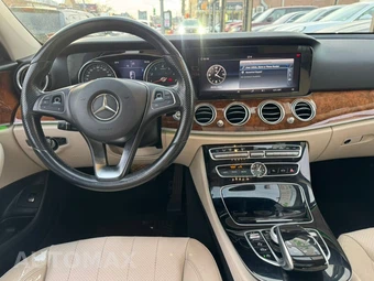 2018 Mercedes-Benz E 300 Sedan - miniatura 20