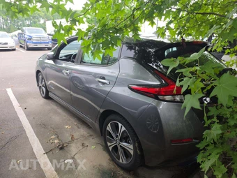 2018 Nissan LEAF SV - miniatura 2