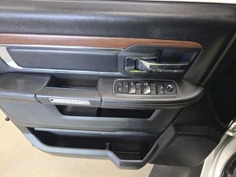 2018 Ram 1500 Laramie Crew Cab Short Bed - miniatura 9