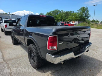 2018 Ram 1500 Laramie Crew Cab Short Bed - miniatura 2