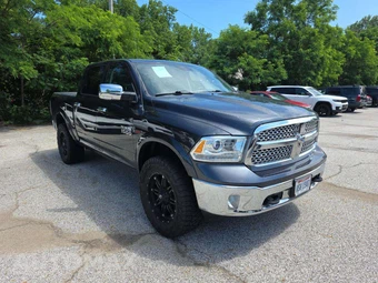 2018 Ram 1500 Laramie Crew Cab Short Bed - miniatura 4
