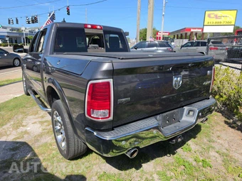 2018 Ram 1500 Laramie Crew Cab Short Bed - miniatura 2