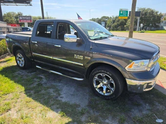2018 Ram 1500 Laramie Crew Cab Short Bed - miniatura 4