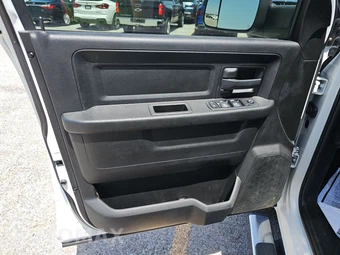 2018 Ram 3500 Cab Chassis Tradesman Crew Cab DRW - miniatura 9