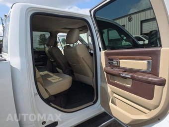2018 Ram 3500 Laramie Crew Cab Long Bed DRW - miniatura 17