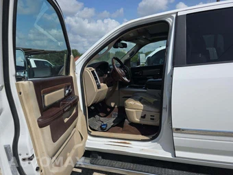 2018 Ram 3500 Laramie Crew Cab Long Bed DRW - miniatura 6
