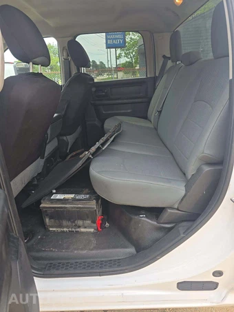 2018 Ram 5500 Cab Chassis Tradesman Crew Cab DRW – miniatura 10