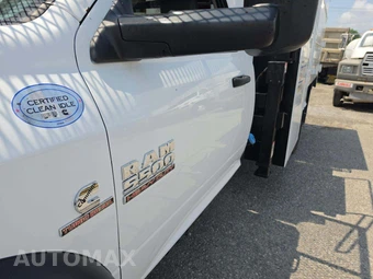 2018 Ram 5500 Cab Chassis Tradesman Regular Cab DRW – miniatura 17