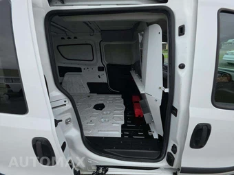 2018 Ram ProMaster City Cargo Van Tradesman SLT 122.4" WB - miniatura 13