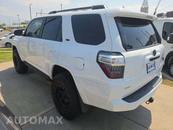 2018 Toyota 4Runner SR5 - miniatura 2