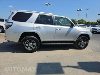 2018 Toyota 4Runner SR5 – miniatura 4